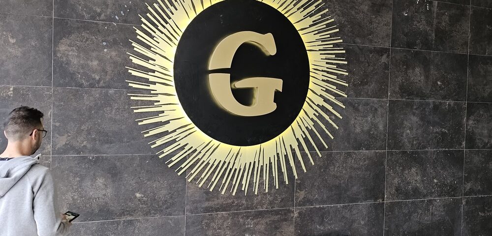 שלט מואר לעסק